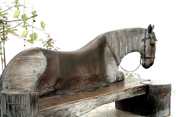 Владимир Потлов. Лошадь, укрытая попоной (скамья), 2002. Дуб, кожа, медь, металл, 116х224х75 см. Частная коллекция. Фото из архива Владимира Потлова