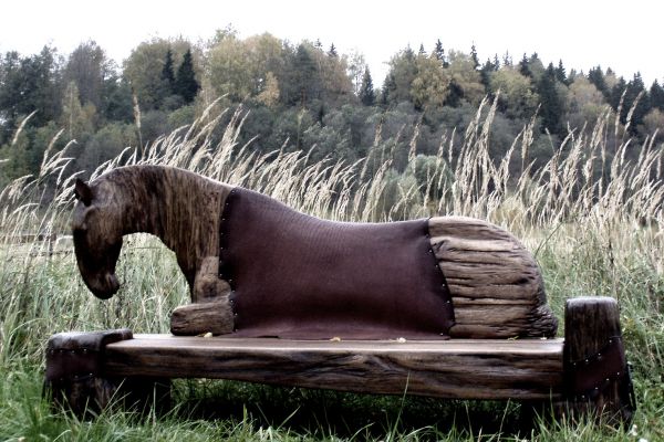 Владимир Потлов. Лошадь, укрытая попоной (скамья) (ракурс), 2002. Дуб, кожа, медь, металл, 116х224х75 см. Частная коллекция. Фото из архива Владимира Потлова