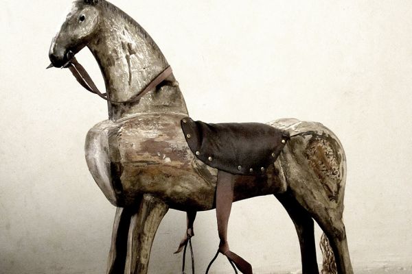 Владимир Потлов. Лошадка, 2016. Дерево, ропись, джут, 102х155 см. Частная коллекция. Фото из архива Владимира Потлова