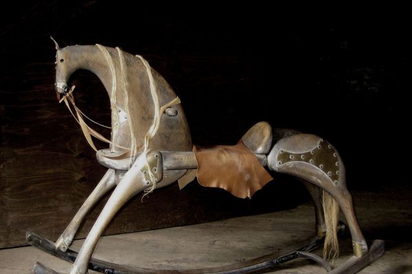 Владимир Потлов. Лошадка-качалка, 2002. Дерево, кожа, металл, пенька, 114х153х41 см. Частная коллекция. Фото из архива Владимира Потлова