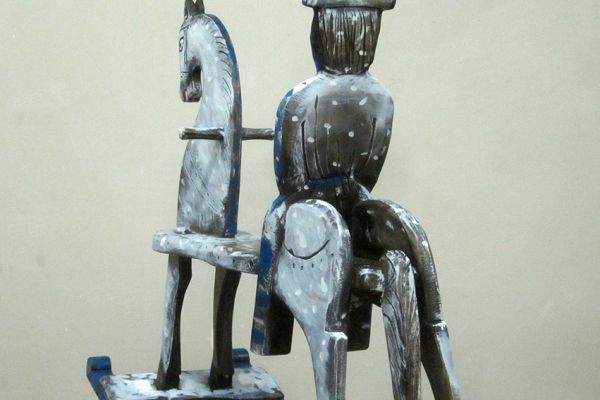 Владимир Потлов. Лошадка-качалка с извозчиком (ракурс), 2022. Дерево, кожа, раскраска, 86х109х36 см. Фото из архива Владимира Потлова