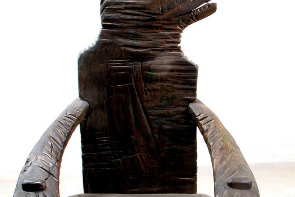 Владимир Потлов. Медвежонок (кресло), 2007. Из композиции ''Медведи''. Дуб, металл, агат, 120х73х56 см. Фото из архива Владимира Потлова