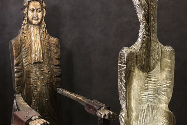 Владимир Потлов. Петр и Екатерина (кресла) (ракурс), 2019. Дуб, левкас, бронза, кожа. Петр: 170х91х70 см; Екатерина: 164х85х75 см. Фото из архива Владимира Потлова