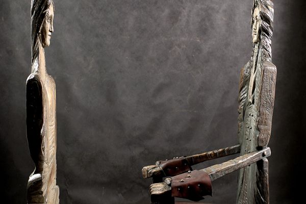 Владимир Потлов. Петр и Екатерина (кресла) (ракурсы), 2019. Дуб, левкас, бронза, кожа. Петр: 170х91х70 см; Екатерина: 164х85х75 см. Фото из архива Владимира Потлова