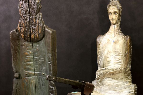 Владимир Потлов. Петр и Екатерина (кресла) , 2019. Дуб, левкас, бронза, кожа. Петр: 170х91х70 см; Екатерина: 164х85х75 см. Фото из архива Владимира Потлова