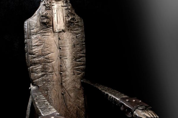 Владимир Потлов. Петр I (кресло), 2007. Из композиции ''Петр I и Екатерина II''. Дуб, роспись, позолота, бронза, 169х90х69 см. Частная коллекция. Фото из архива Владимира Потлова