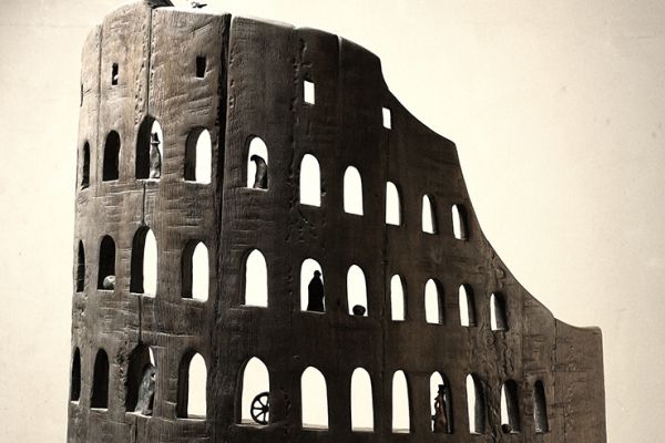 Владимир Потлов. Римские видения (Трон для гения) (ракурс), 2018. Дуб тонированный, бронза, 121х105х51 см. Фото из архива Владимира Потлова