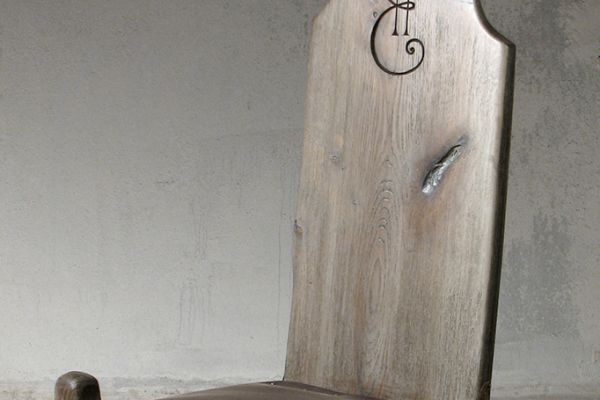 Владимир Потлов. Стул императрицы, 2007. Из композиции ''Петр I и Екатерина II''. Дуб. Частная коллекция. Фото из архива Владимира Потлова