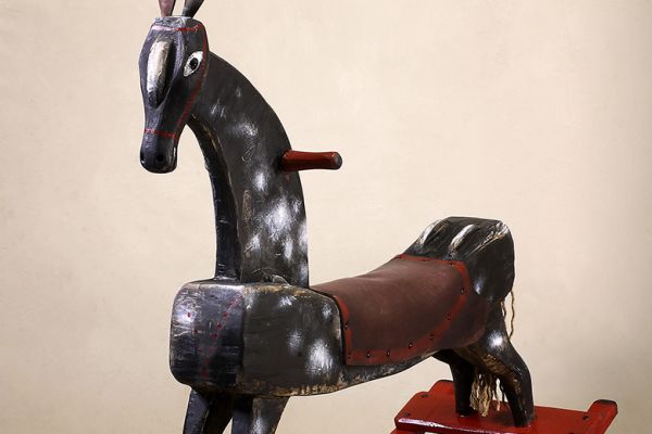 Владимир Потлов. Вороной, 2017. Дерево, раскраска, 70х44х90 см. Фото из архива Владимира Потлова