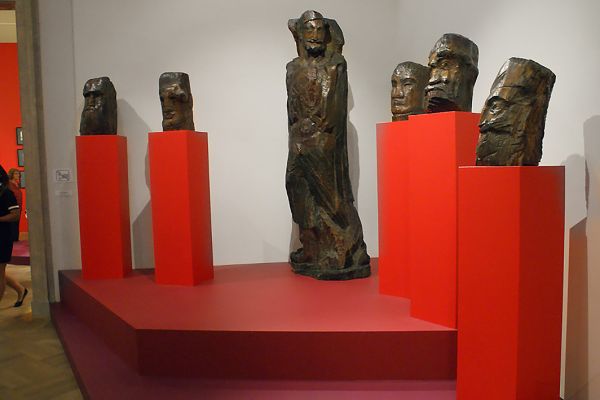 Сергей Конёнков. 1918-1919. ''Степан Разин с ватагой''. Дерево. Головы дружинников: высота 35-60 см. Государственный Русский музей, С.-Петербург. Фото: obtaz.com