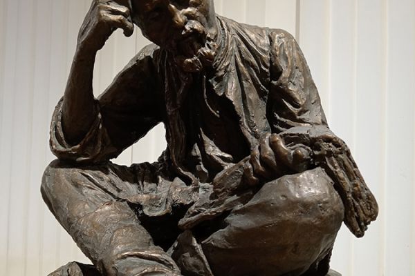 Сергей Конёнков. Читающий татарин, 1895. Гипс тонированный, 64x55x57 см. Музей скульптуры С.Т. Конёнкова, Смоленск. Фото Елены Ляшенок