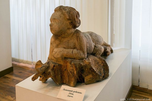 Сергей Конёнков. Лежащий мальчик, 1916. Дерево, 49х42х98 см. Музей С.Т. Конёнкова, Смоленск