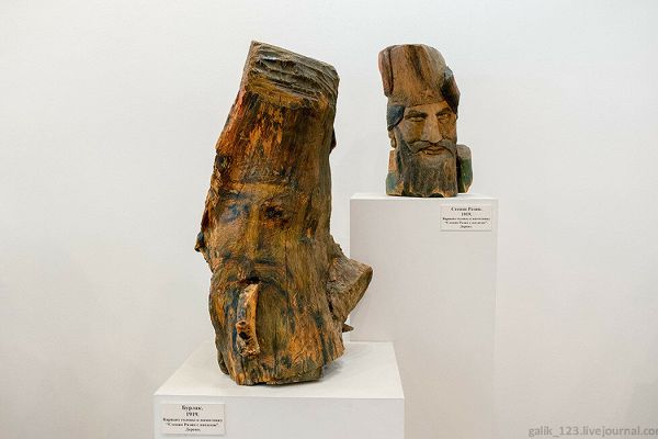 Сергей Конёнков. Бурлак (на фото слева), 1919. Вариант головы из композиции памятника ''Степан Разин с ватагой''. Дерево подцвеченное, 86х54х57 см. Музей скульптуры С.Т. Конёнкова, Смоленск