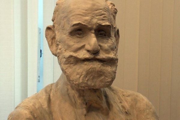 Сергей Конёнков. Академик Иван Павлов, 1930. Гипс тонированный, 40x48x23 см. Музей С.Т. Конёнкова, Смоленск. Фото музея