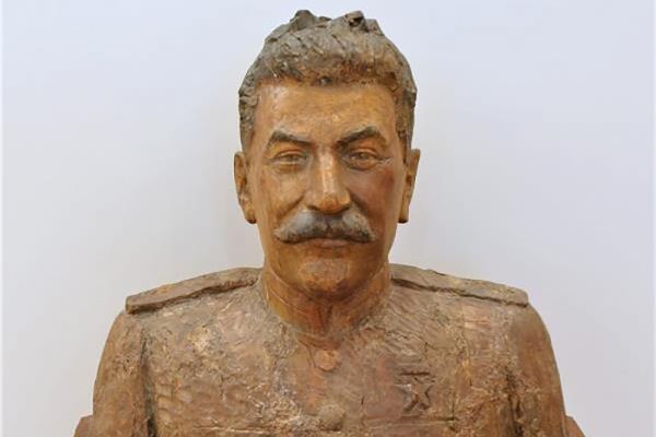 Сергей Конёнков. Портрет И.В. Сталина, 1937. Дерево тонированное, 51х60 см. Музей скульптуры С.Т. Конёнкова, Смоленск 