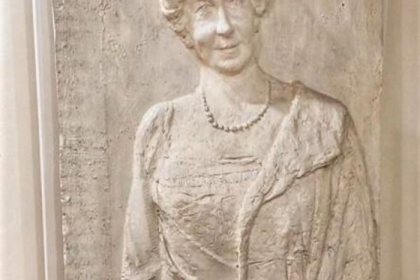 Сергей Конёнков. Рельеф для надгробия Народной артистке СССР А.В. Неждановой, 1955. Гипс, 131х71х14 см. Музей скульптуры С.Т. Конёнкова, Смоленск