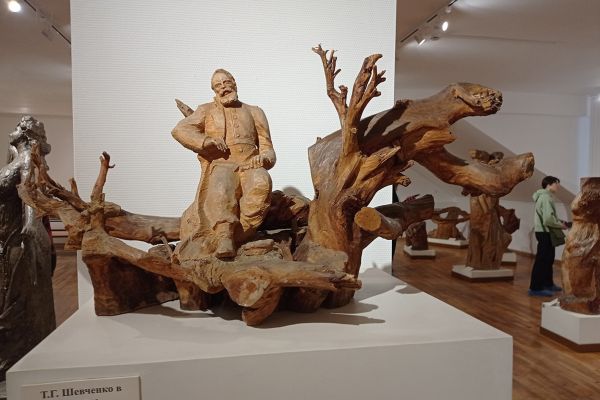 Сергей Конёнков. Поэт Т.Г. Шевченко в ссылке, 1957. Дерево, 57x115х52 см. Музей скульптуры С.Т. Конёнкова Смоленск. Фото Наталии Фомичевой