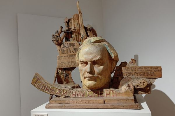 Сергей Конёнков. Портрет белорусского ботаника В.Ф. Купревича, 1967. Дерево подцвеченное, 121x142x84 см. Музей скульптуры С.Т. Конёнкова, Смоленск. Фото Наталии Фомичевой