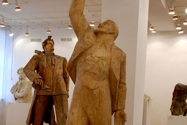 Сергей Конёнков. В.И. Ленин, 1969. Дерево, 291х75х83 см. Музей С.Т. Конёнкова, Смоленск. Фото музея