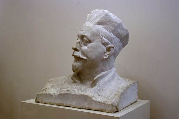 Сергей Конёнков. Портрет профессора В.Ф. Снегирева, 1971. Мрамор, 94х98х57,5 см. Музей скульптуры С.Т. Конёнкова, Смоленск. Фото: izi.travel