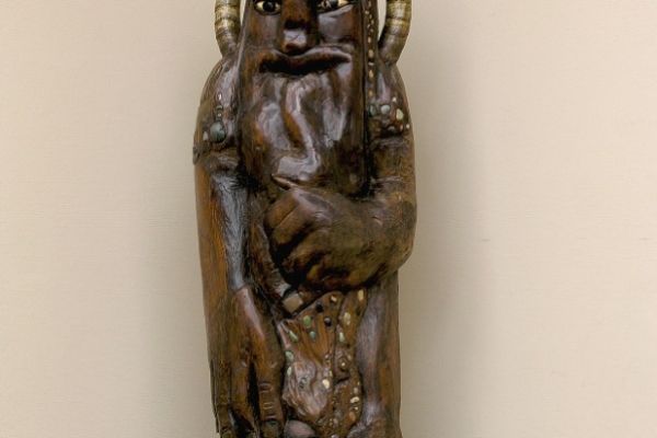 Сергей Конёнков. Стрибог, 1910. Дерево, инкрустация, 174х43х41 см. Государственная Третьяковская галерея, Москва. Фото ГТГ