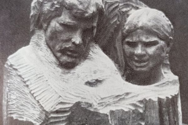 Сергей Конёнков. Слепцы, 1913. Дерево. На 1978 год местонахождение неизвестно. Фото: альбом ''Сергей Конёнков'', М., ''Советский художник'', 1978