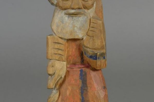 Сергей Конёнков. Дед Мороз, 1940-е. Дерево, 21,5х7х6 см. Всероссийский музей декоративного искусства, Москва
