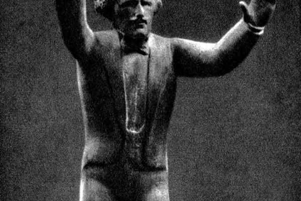 Сергей Конёнков. Дирижер Артуро Тосканини, 1941-1942. Дерево, 47х24х19 см. Мемориальный музей ''Творческая мастерская С.Т. Конёнкова'', Москва