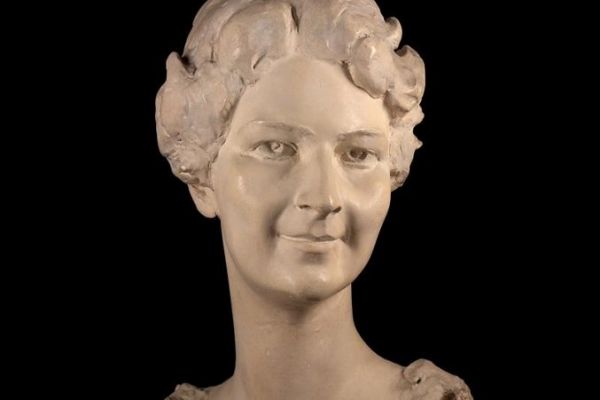 Сергей Конёнков. Портрет психиатра Мюриэл Боттинджер-Гардинер, 1927. Гипс тонированный, 43х25х24 см. Мемориальный музей ''Творческая мастерская С.Т. Конёнкова'', Москва