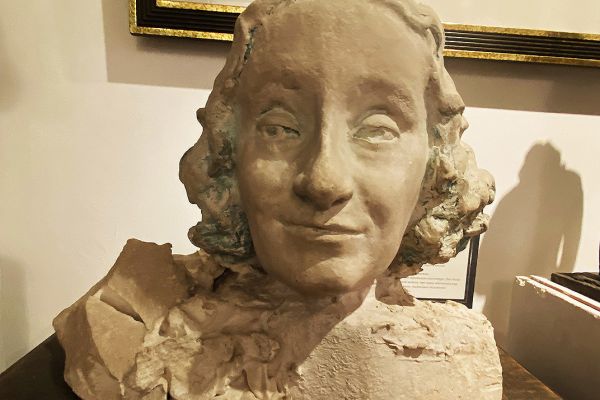 Сергей Конёнков. Портрет скульптора Маргот Эйнштейн, 1938. Гипс подцвеченный, 35х43х32 см. Мемориальный музей ''Творческая мастерская С.Т. Конёнкова'', Москва. Фото Марины Волкоморовой 