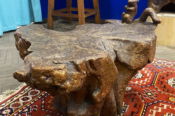 Сергей Конёнков. Белочка (столик) (ракурс), 1938. Дерево, 55х83х63 см. Мемориальный музей ''Творческая мастерская С.Т. Конёнкова'', Москва. Фото Марины Волкоморовой