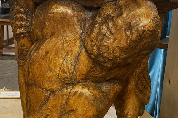 Сергей Конёнков. Гном и кошка (столик) (ракурс 2), 1938. Дерево, 50х60х55 см. Мемориальный музей ''Творческая мастерская С.Т. Конёнкова'', Москва. Фото Марины Волкоморовой