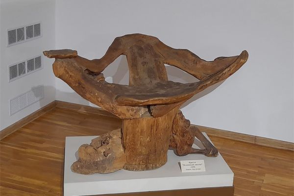 Сергей Конёнков. Кленовый листок (кресло), 1959. Дерево, 75х132х69 см. Музей скульптуры С.Т. Конёнкова, Смоленск. Фото: revizor.ru