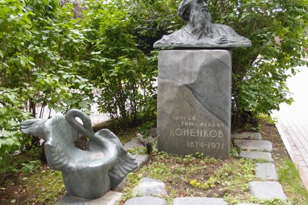 1971-1980. Бронза, гранит. Копия автопортрета Сергея Конёнкова 1954 года установлена после его смерти в 1971. Копия кресла ''Лебедь'' 1938 года установлено после смерти Маргариты Коненковой в 1980 году. Новодевичье кладбище