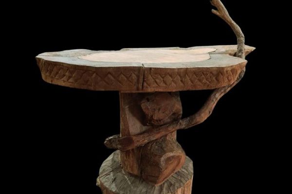 Сергей Конёнков. Недатированная работа. Столик со змеей. Дерево, 103х104х68 см. Мемориальный музей ''Творческая мастерская С.Т. Конёнкова'', Москва