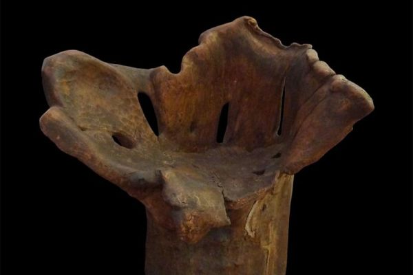 Сергей Конёнков. Недатированная работа. Стульчик перед зеркалом. Дерево, 59х65х41 см. Мемориальный музей ''Творческая мастерская С.Т. Конёнкова'', Москва