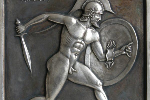 Максим Аксёнов, Виктор Корнеев. Рельеф на античную тему, 2004. Медь, серебрение, патина, 20х20 см. Фото из архива Максима Аксёнова