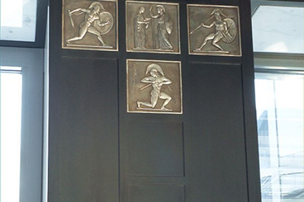 Максим Аксёнов, Виктор Корнеев. Рельефы на античную тему, 2004. Медь, серебрение, патина, 20х20 см (каждый). Фото из архива Максима Аксёнова