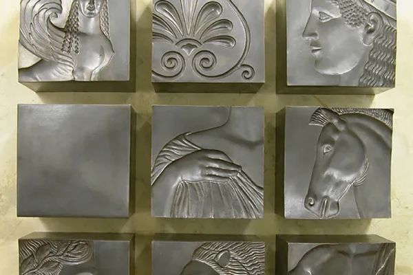 Максим Аксёнов, Виктор Корнеев, Игорь Новиков. Античность, 2006. Рельефы. Медь, патина, общий размер 100х100 см, размер каждого рельефа 30х30 см. Фото из архива Максима Аксенова