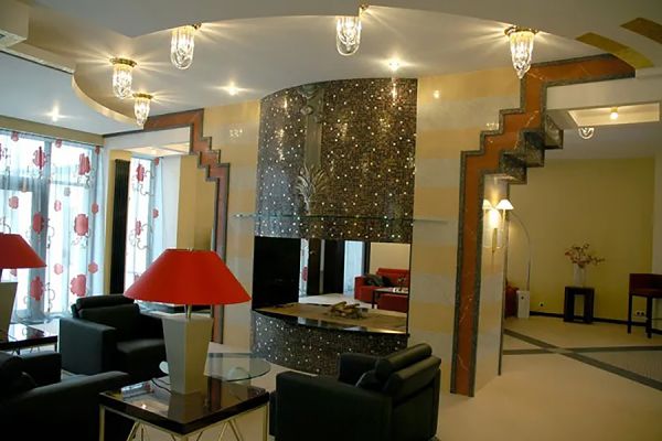 Максим Аксёнов, Виктор Корнеев. Букет цветов (камин), 2006. Посеребренная медь, патина, высота рельефа 150 см. Архитектор О. Лосев, дизайнер О. Оснач. Фото из архива Максима Аксёнова