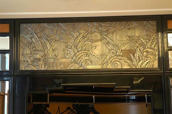 Максим Аксёнов, Виктор Корнеев, Игорь Новиков. Декоративные рельефы, 2006. Посеребренная медь, патина, 50х200 см. Дизайнер О. Оснач. Фото из архива Максима Аксёнова