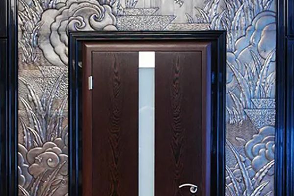 Максим Аксёнов, Виктор Корнеев, Игорь Новиков. Декоративные рельефы, 2006. Посеребренная медь, патина, 300х200 см. Архитектор О. Лосев. Фото из архива Максима Аксёнова