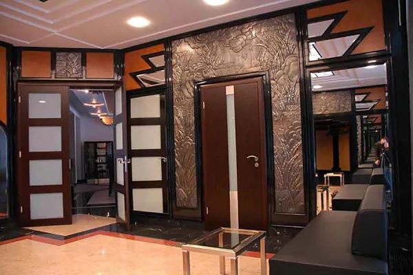 Максим Аксёнов, Виктор Корнеев. Декоративные рельефы, 4. 2006. Посеребренная медь, патина. Архитектор О. Лосев, дизайнер О. Оснач. Фото из архива Максима Аксёнова