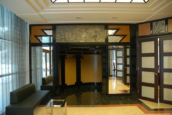 Максим Аксёнов, Виктор Корнеев. Максик Аксёнов, Виктор Корнеев. Декоративные рельефы, 4, 2006. Посеребренная медь, патина. Архитектор О. Лосев, дизайнер О. Оснач. Фото из архива Максима Аксёнова