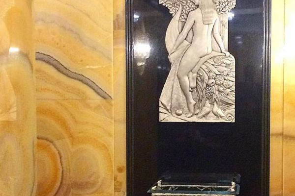 Максим Аксёнов, Виктор Корнеев. ''Рог изобилия'', 2016. Рельеф. Медь, серебрение, 160х80 см, при участии О. Оснач; ''Райский сад'' (столик), 2017. Бронза, серебрение, 75х60х35 см. Фото из архива Максима Аксёнова