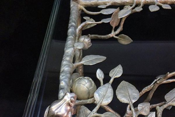 Максим Аксёнов, Виктор Корнеев. ''Райский сад'' (столик) (фрагмент 2), 2017. Бронза, серебрение, 75х60х35 см. Фото из архива Максима Аксёнова