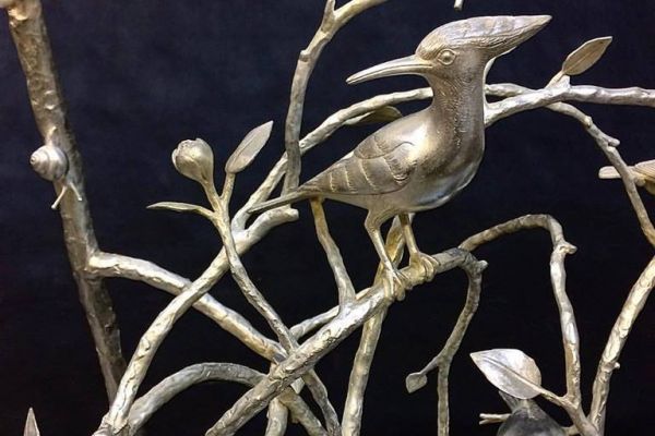 Максим Аксёнов, Виктор Корнеев. ''Райский сад'' (столик) (фрагмент), 2017. Бронза, серебрение, 75х60х35 см. Фото из архива Максима Аксёнова