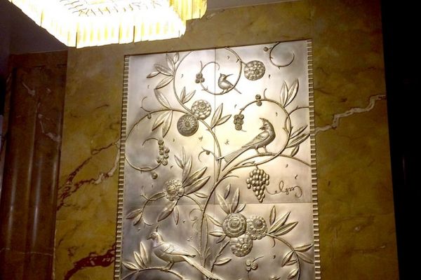 Максим Аксёнов, Виктор Корнеев, эскиз О. Оснач. ''Райское дерево''. 2019. Медь, серебрение, высота 160 см. Фото из архива Максима Аксёнова