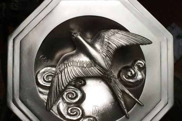 Максим Аксёнов, Виктор Корнеев. Ласточка, 2016. Горельеф. Бронза, серебрение, 18х18 см. Фото из архива Максима Аксёнова