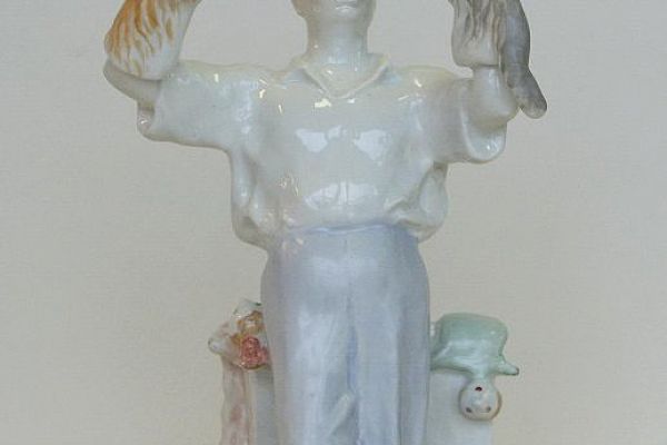 Илья Слоним. Артист С.В. Образцов с куклами из спектакля ''Кошкин дом'', конец 1940-х. Фарфор, роспись надглазурная полихромная, 31,3х17,5х13,5 см. Государственный Эрмитаж, С.- Петербург